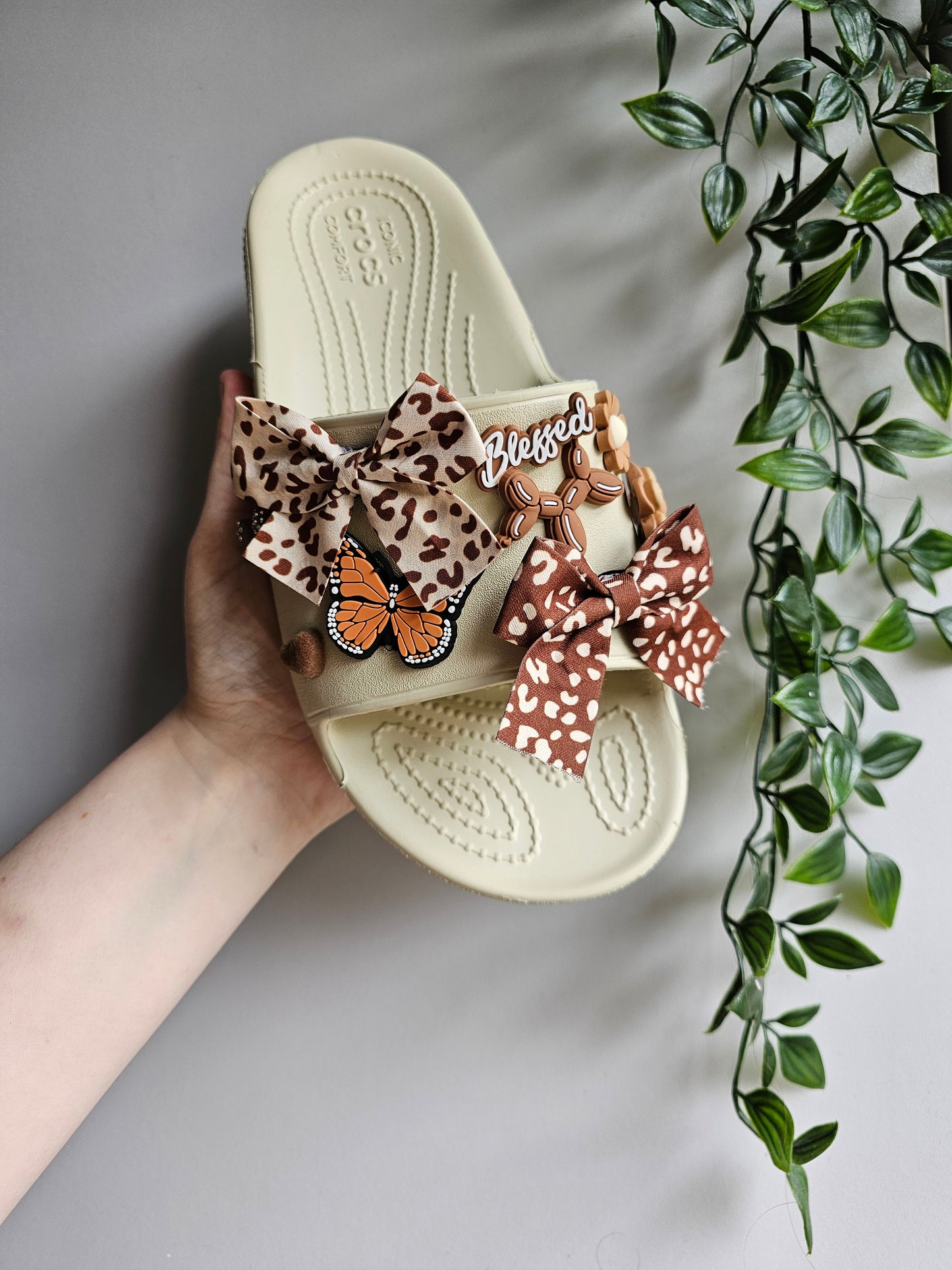 Mini leopard print shoe bows